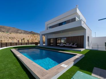 Chalet con piscina en venta en Golf Bahía