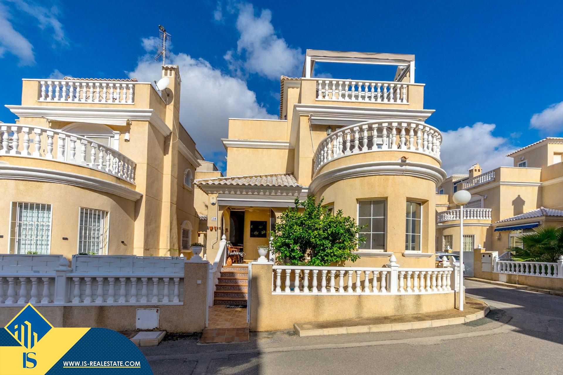 Vista exterior de Casa o xalet en venda en Fuenmayor amb Terrassa, Traster i Moblat