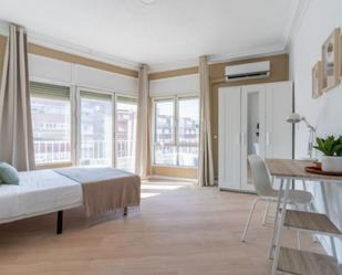 Dormitori de Apartament per a compartir en  Madrid Capital amb Moblat, Forn i Rentadora