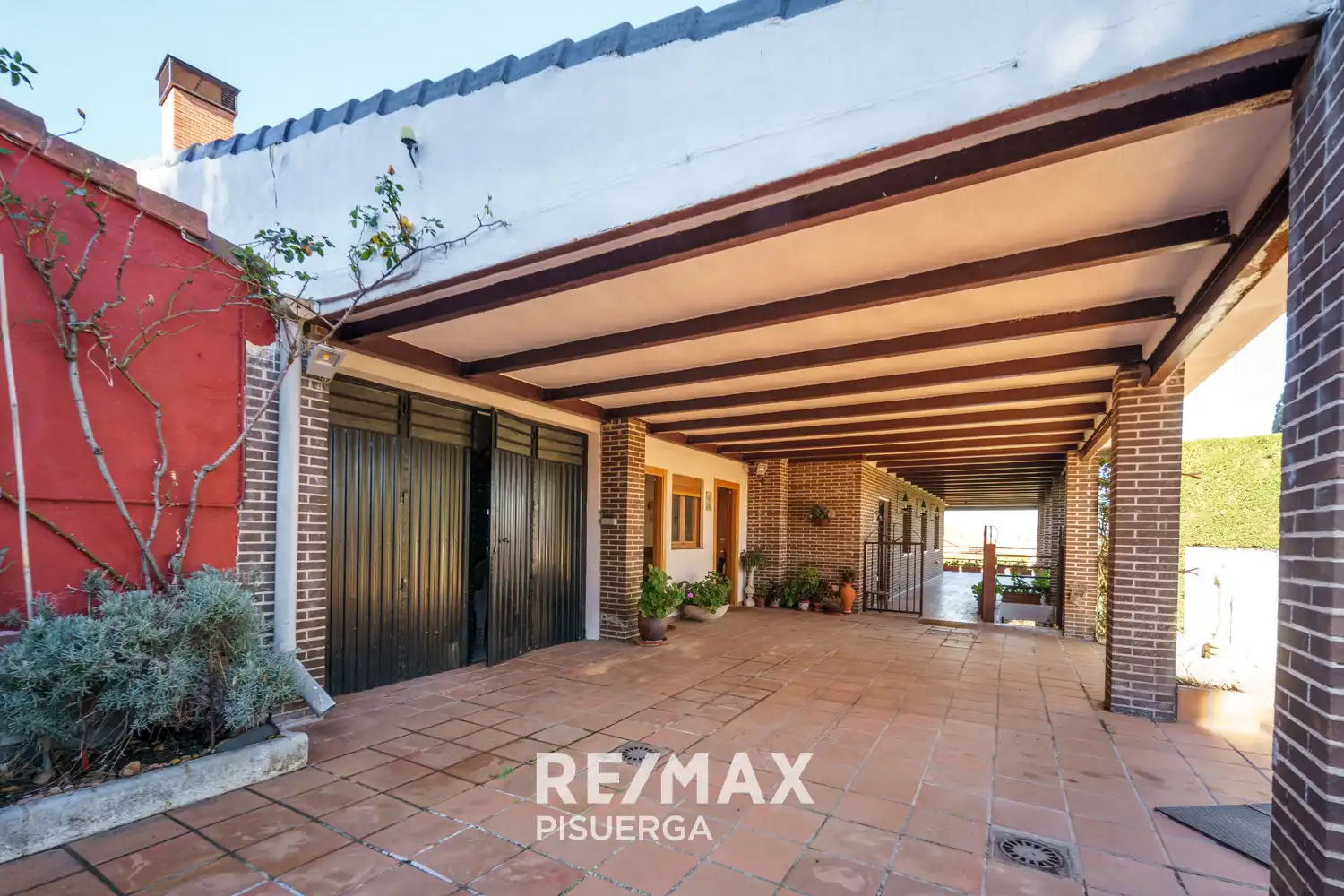 Vista exterior de Casa o xalet en venda en Tudela de Duero amb Calefacció, Jardí privat i Terrassa