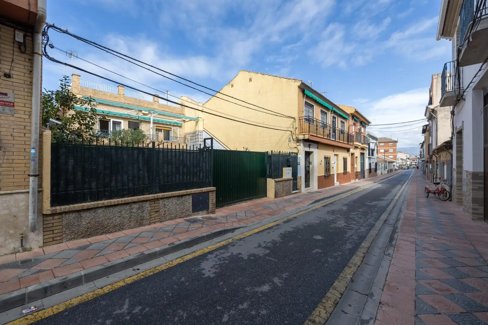 Vista exterior de Casa o xalet en venda en Armilla amb Aire condicionat, Traster i Balcó