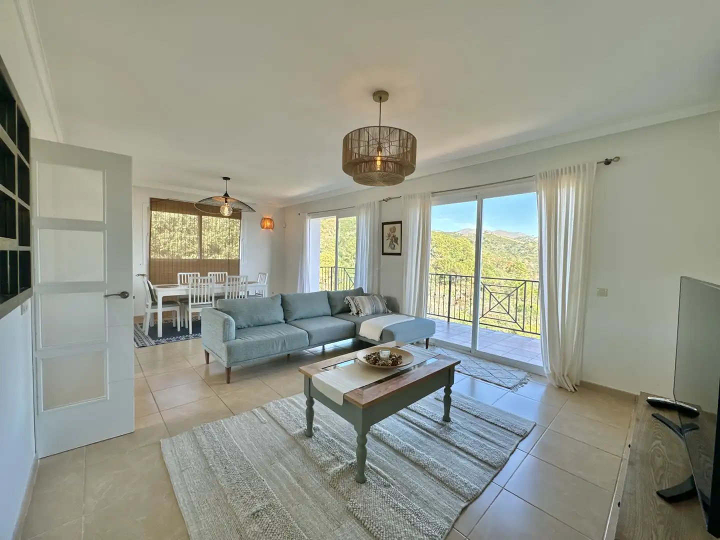 Sala d'estar de Casa o xalet en venda en Estepona amb Aire condicionat, Terrassa i Moblat