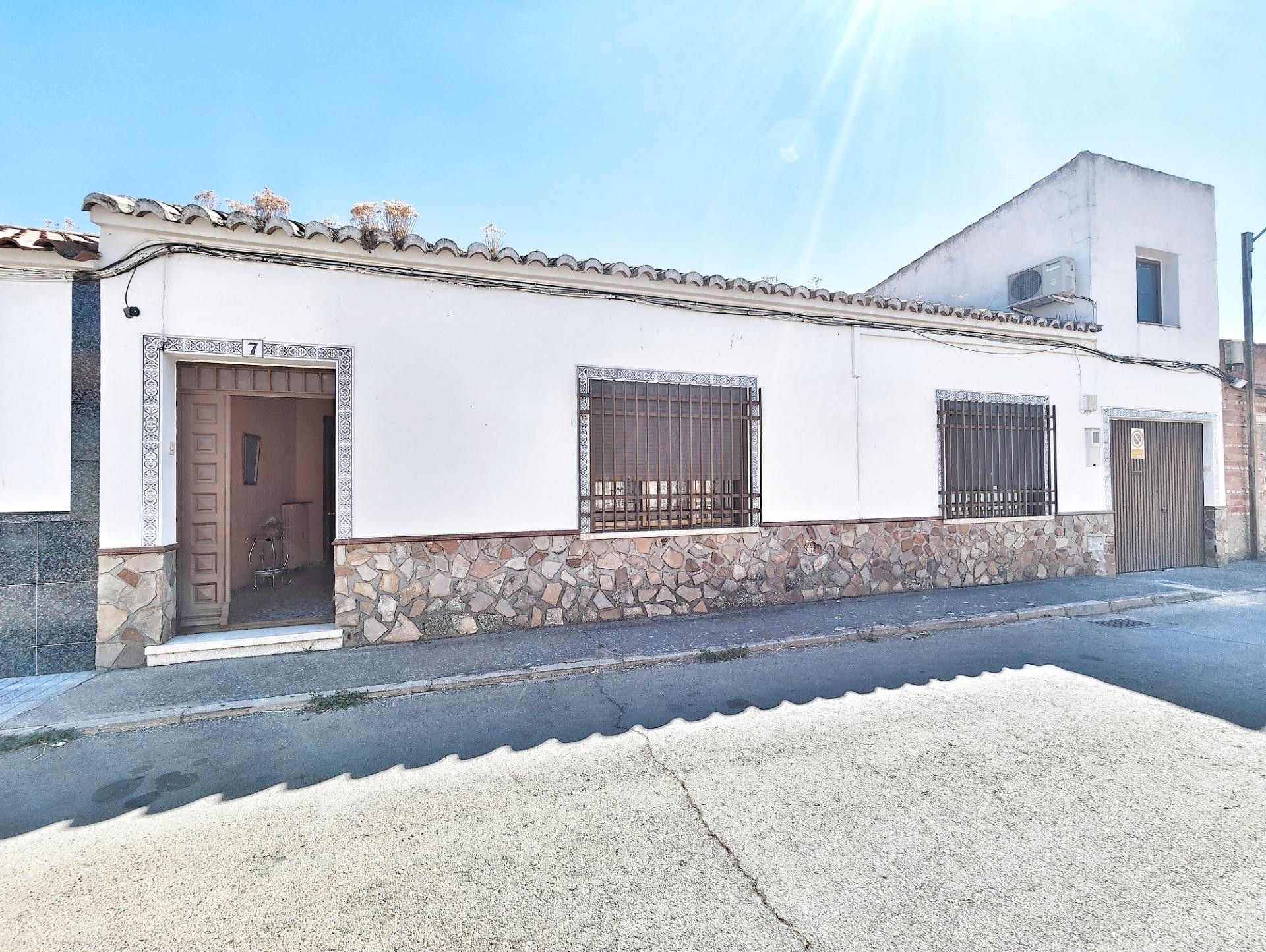 Vista exterior de Casa o xalet en venda en Argamasilla de Calatrava amb Aire condicionat, Calefacció i Terrassa