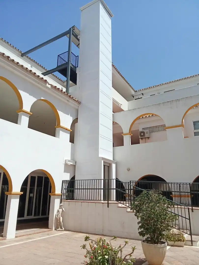 Außenansicht von Geschaftsraum zur Miete in Benalmádena mit Klimaanlage