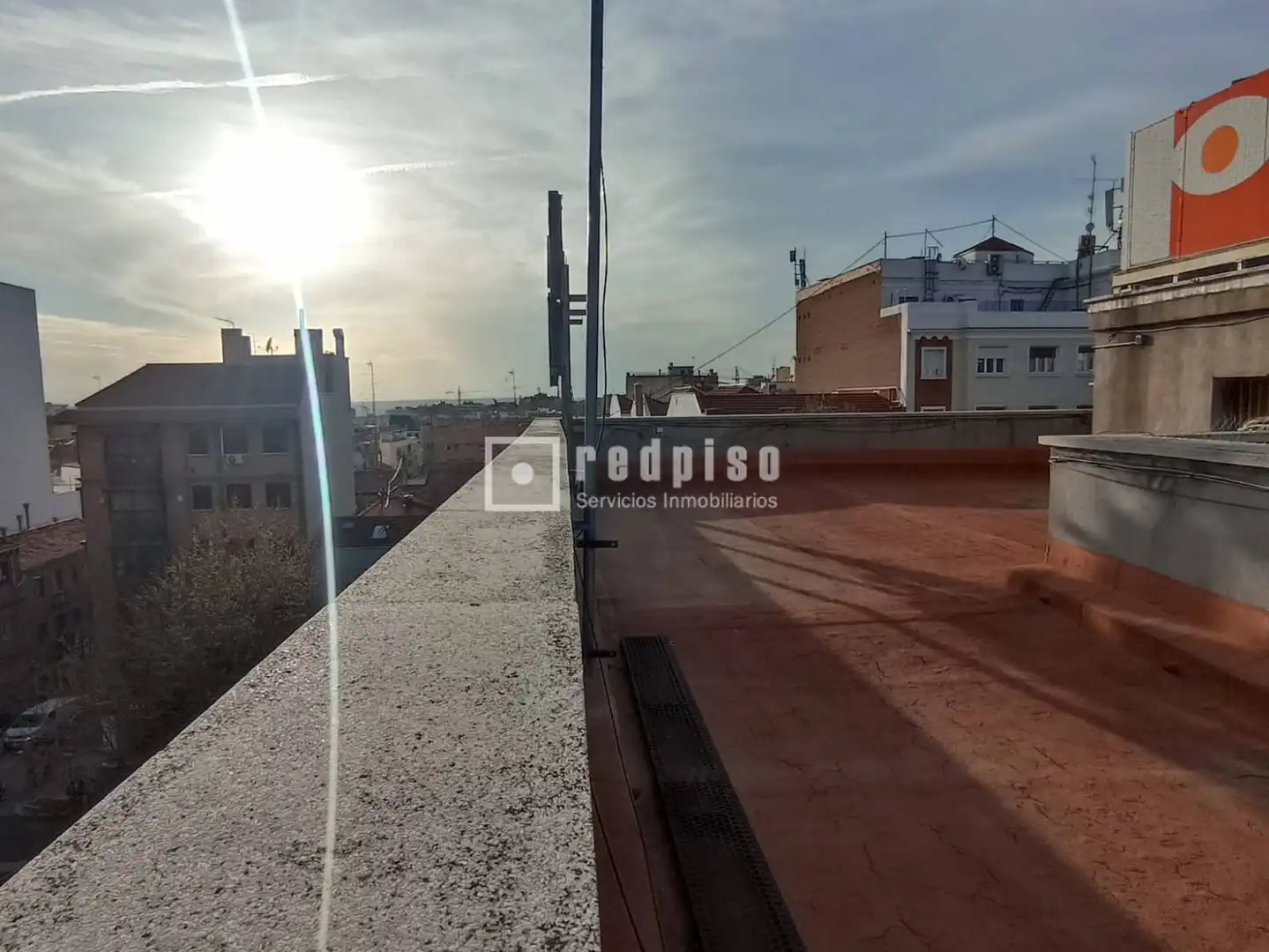 Vista exterior de Edifici en venda en Madrid