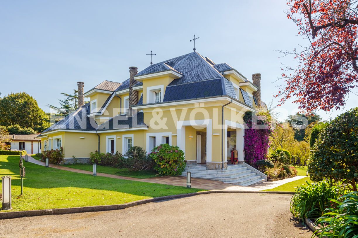 Exterior view of House or chalet for sale in Gijón   with Heating, Parquet flooring and Terrace