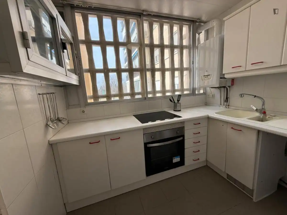 Cocina de Apartamento para compartir en Coslada con Aire acondicionado, Calefacción y Amueblado