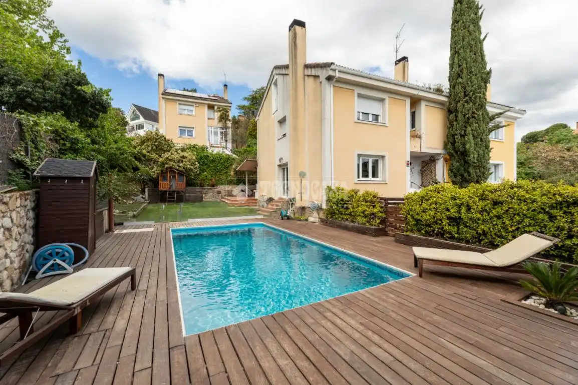 Vista exterior de Casa adosada en venda en Torrelodones amb Calefacció, Jardí privat i Piscina