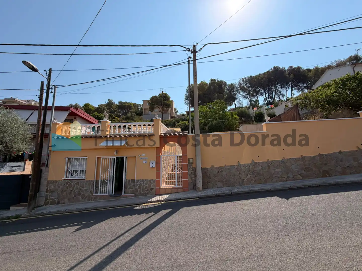 Vista exterior de Casa o xalet en venda en Cubelles amb Aire condicionat, Jardí privat i Terrassa