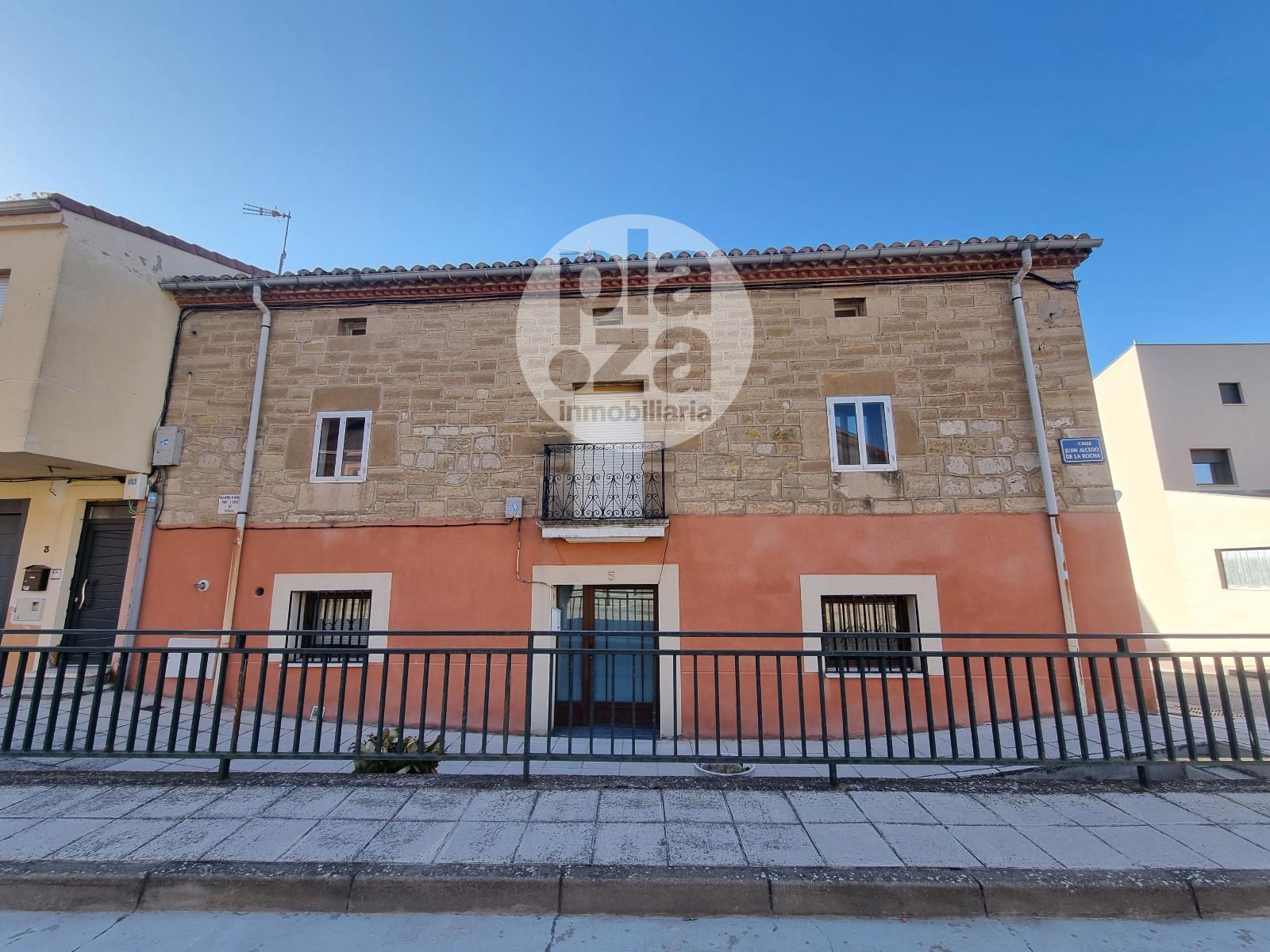 Vista exterior de Casa o xalet en venda en Burgos Capital amb Calefacció i Jardí privat
