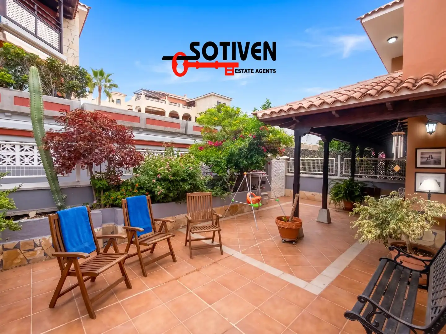 Vista exterior de Casa o xalet de lloguer en Adeje amb Terrassa, Balcó i Piscina comunitària