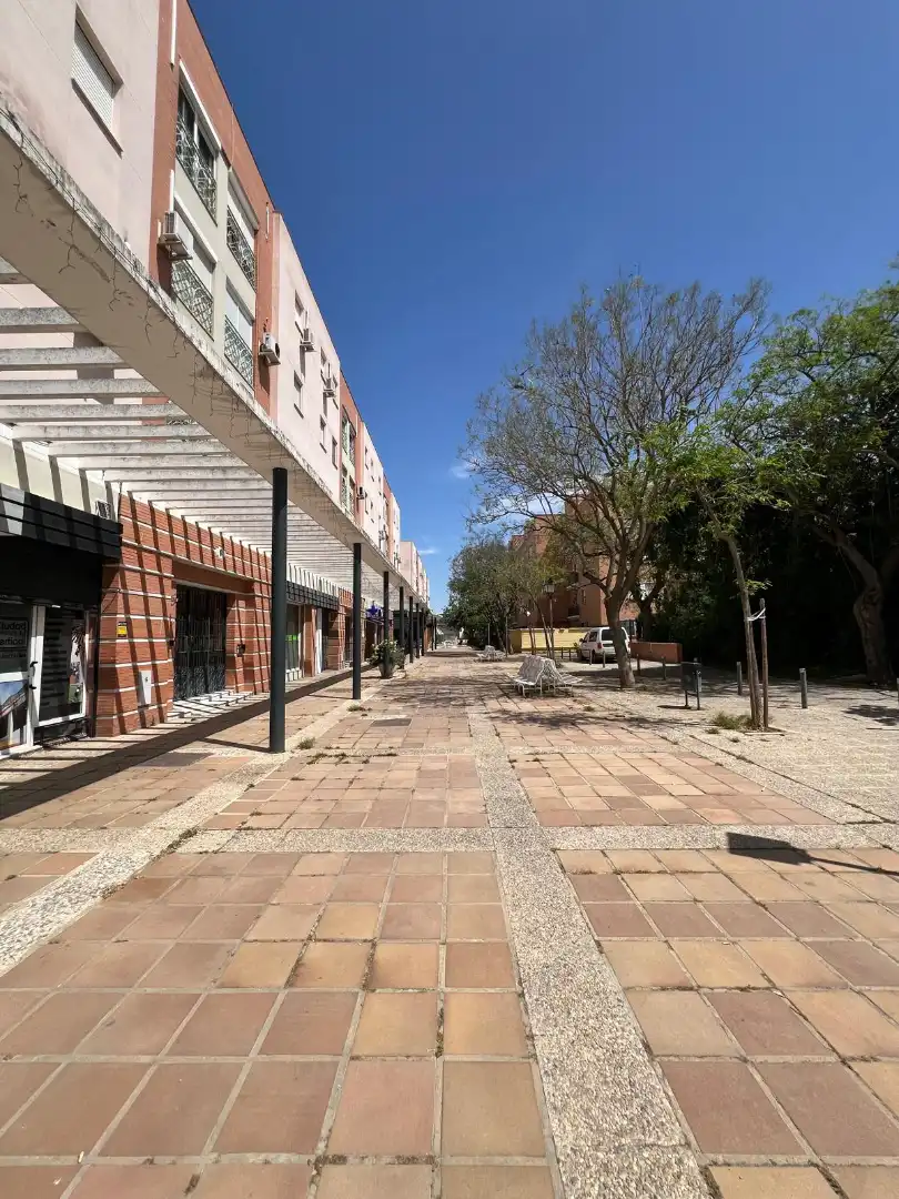 Vista exterior de Local en venta en Mairena del Aljarafe