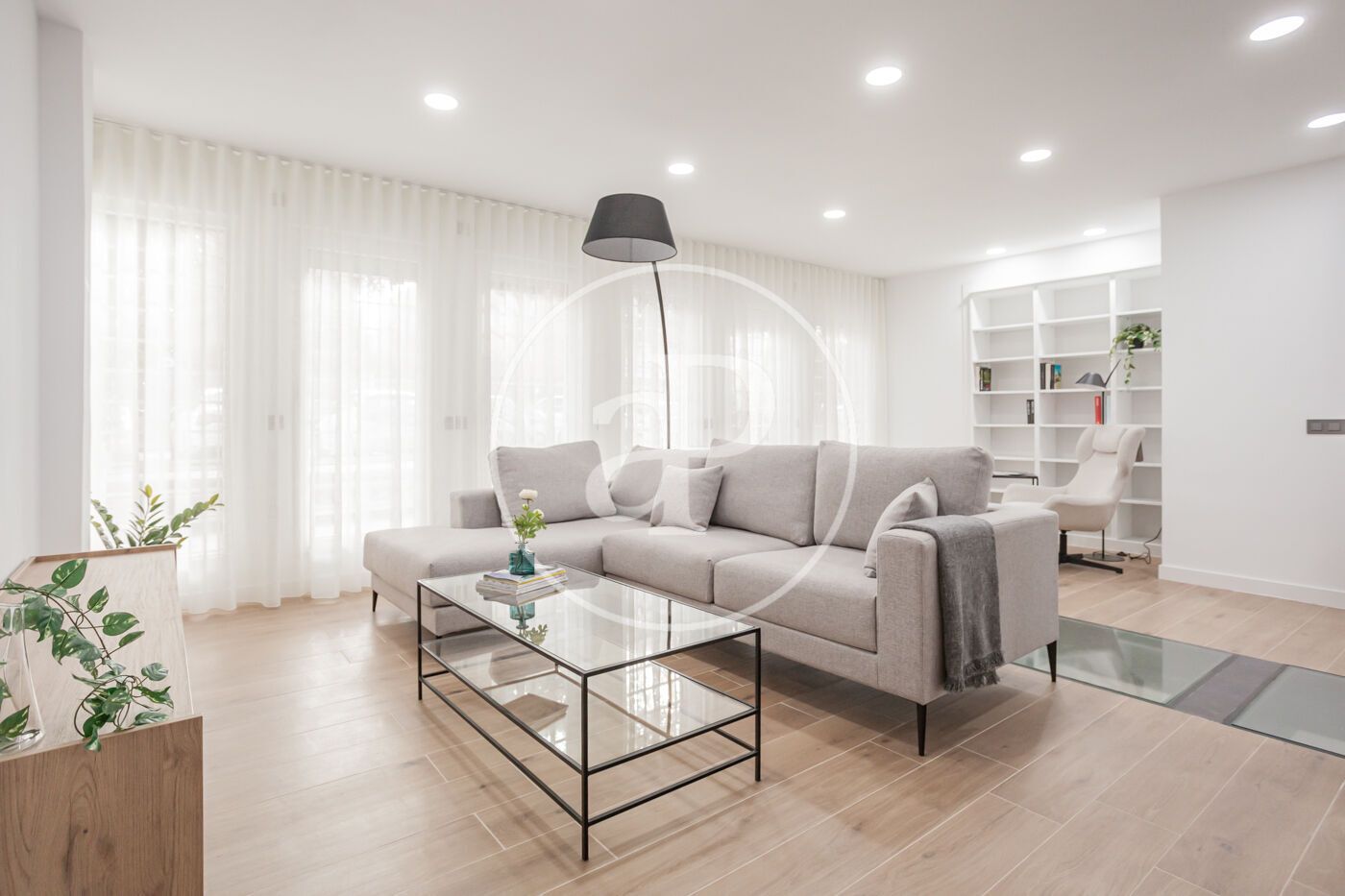 Sala d'estar de Dúplex en venda en  Madrid Capital amb Calefacció, Moblat i Piscina comunitària