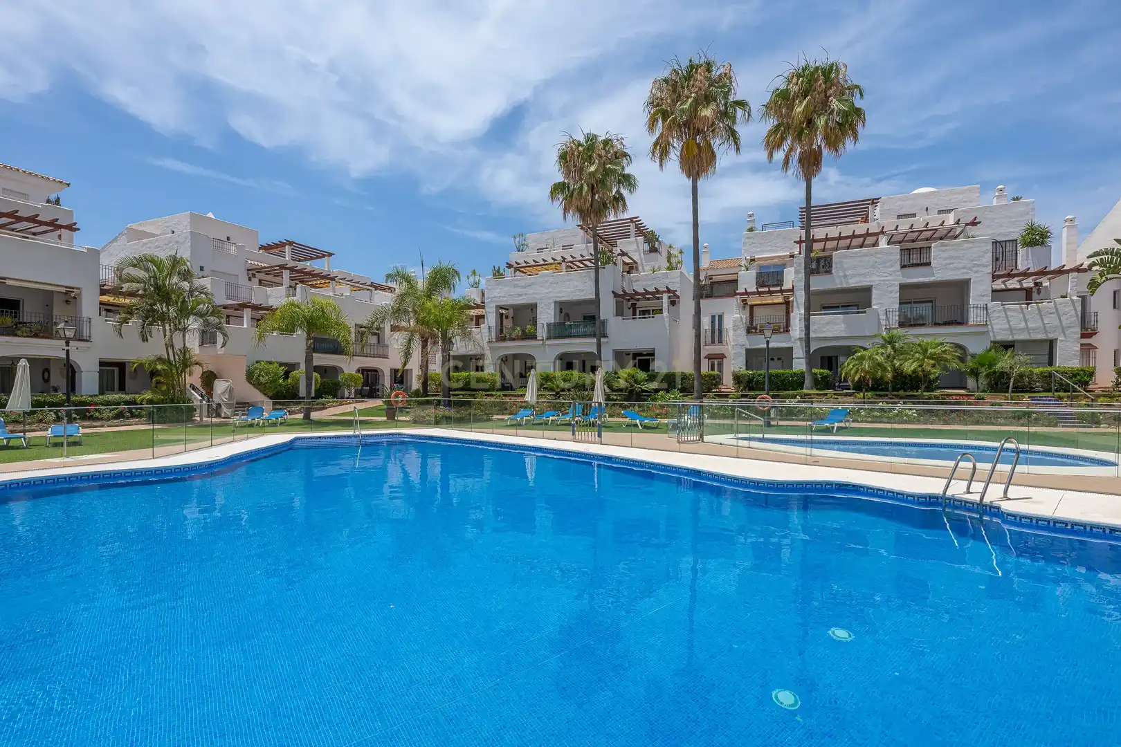 Vista exterior de Apartamento en venta en Marbella con Aire acondicionado, Jardín privado y Trastero