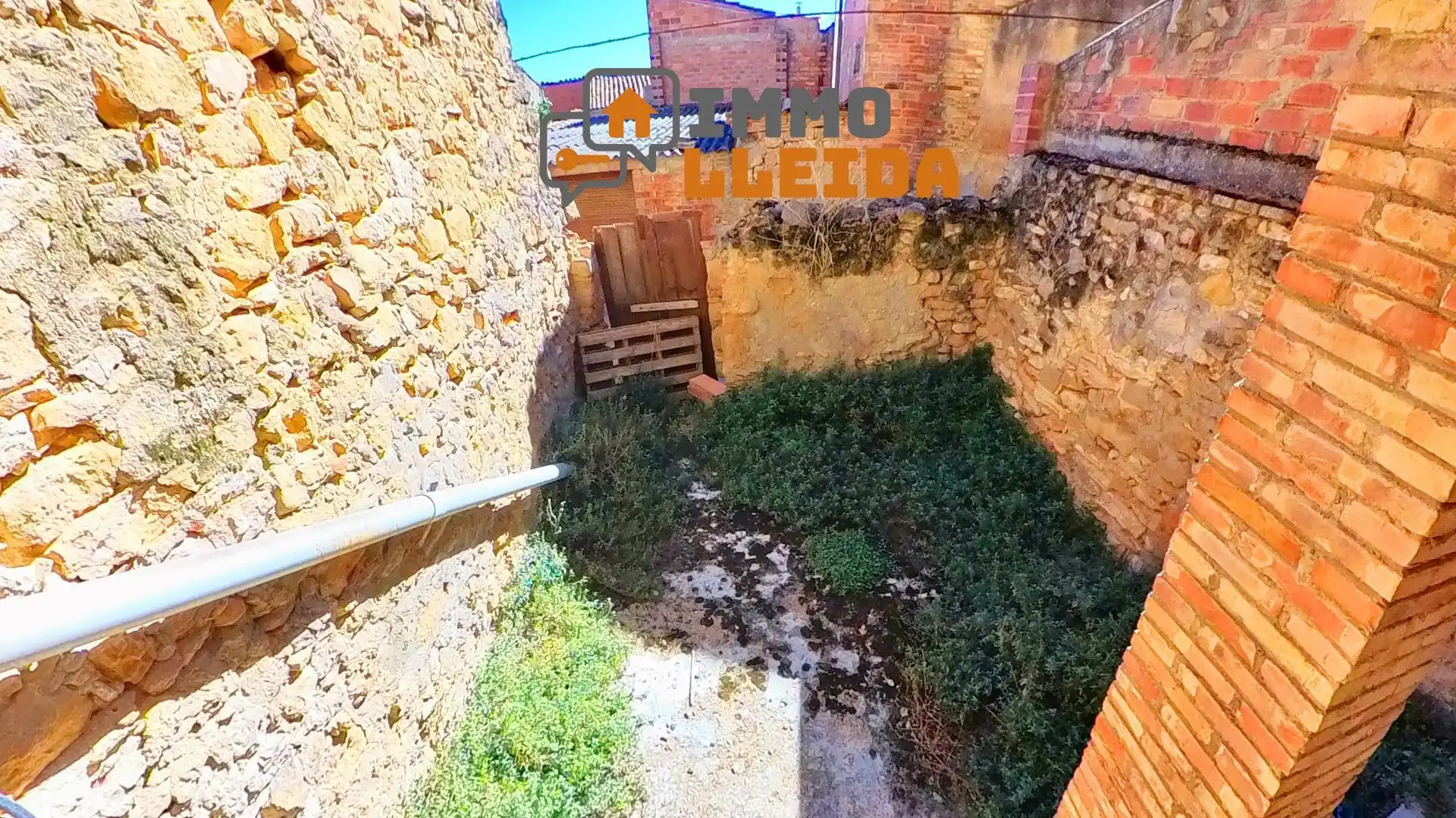 Casa adosada en venda en La Granadella amb Terrassa, Traster i Moblat