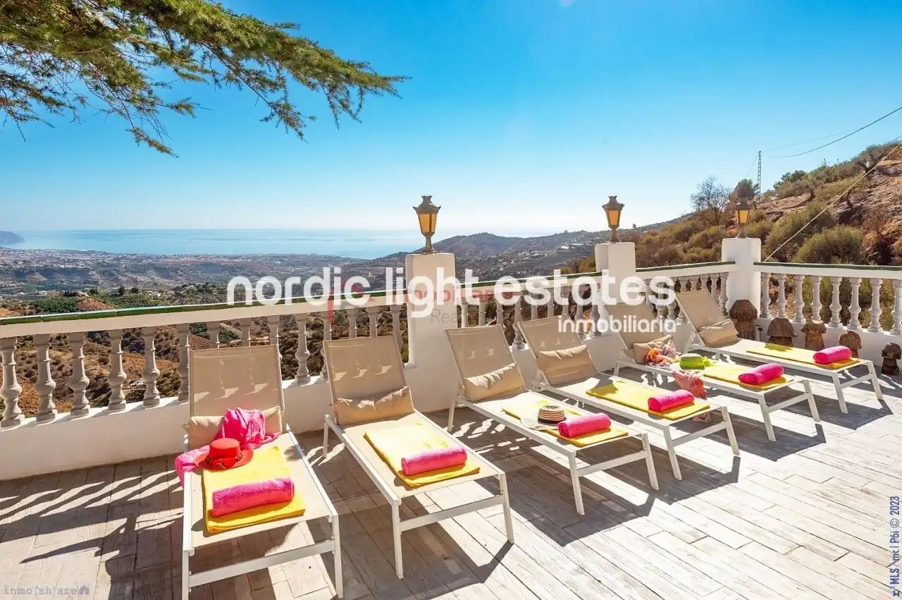 House with pool for sale in Torrox Pueblo