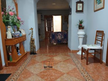 House with pool for sale in Valdepeñas