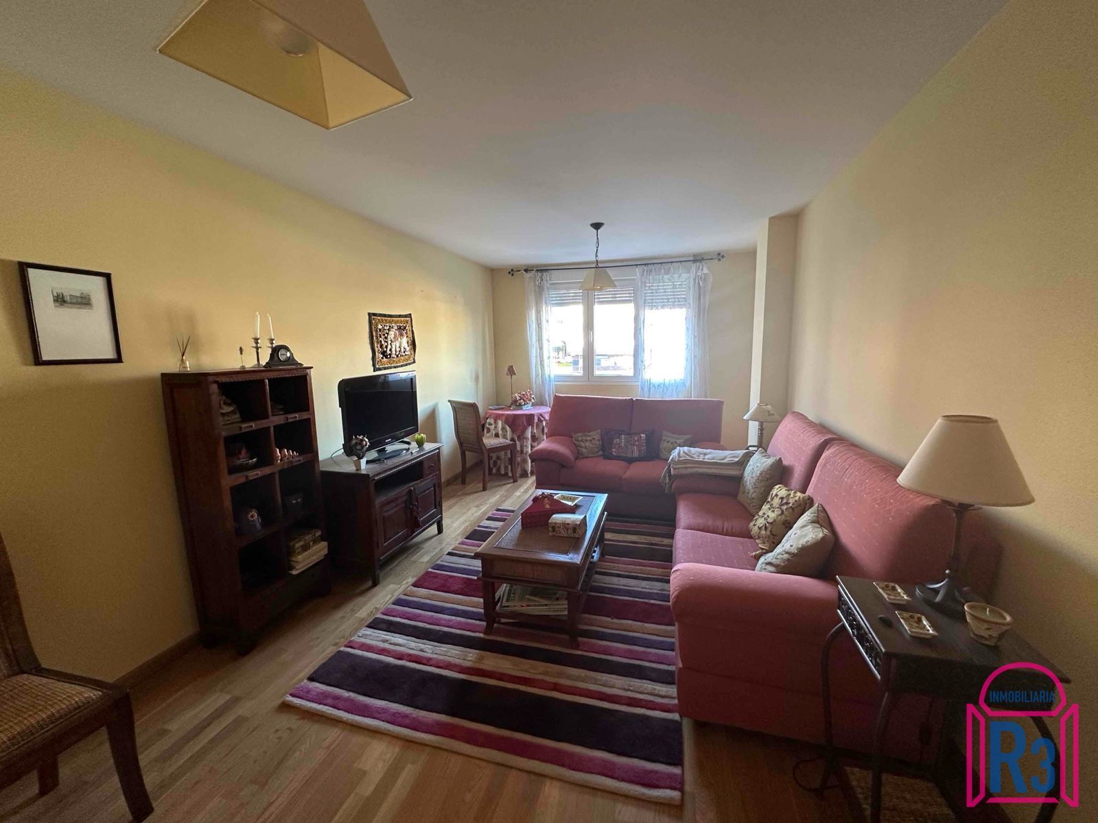 Sala d'estar de Apartament en venda en León Capital  amb Calefacció, Terrassa i Traster