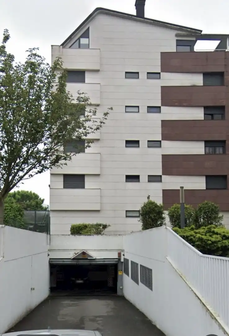 Vista exterior de Garaje en venta en Oviedo  con Alarma
