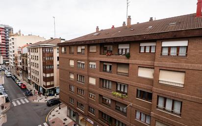 Vista exterior de Pis en venda en Gijón  amb Calefacció i Traster