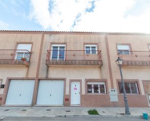 Exterior view of Single-family semi-detached for sale in Villar del Arzobispo