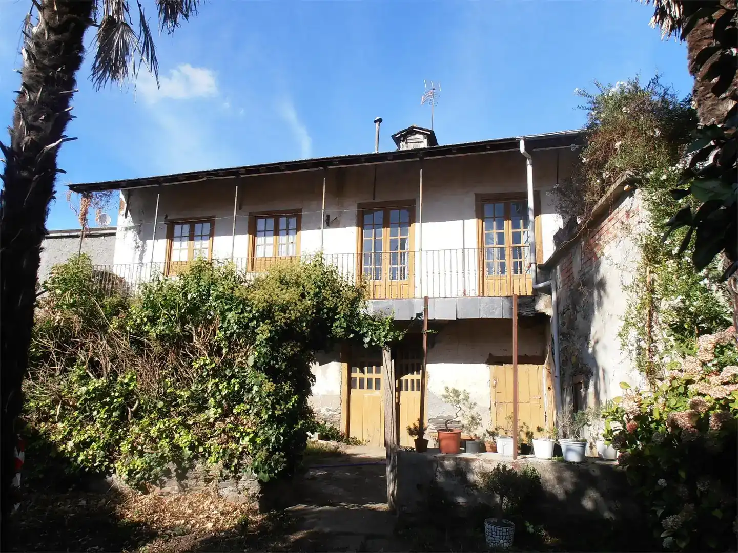 Außenansicht von Country house zum Verkauf in A Rúa  mit Balkon