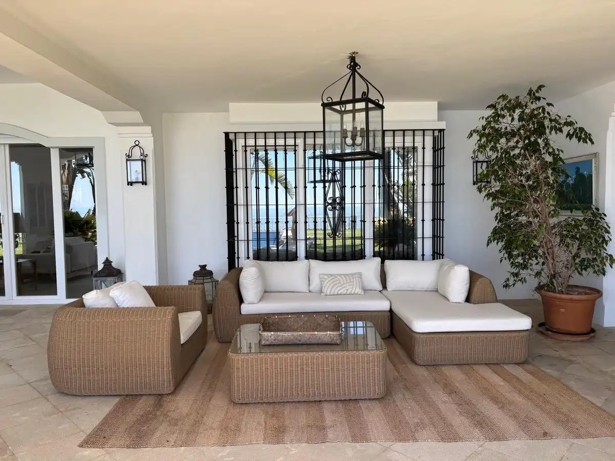 Sala d'estar de Casa o xalet de lloguer en Estepona amb Aire condicionat, Jardí privat i Terrassa