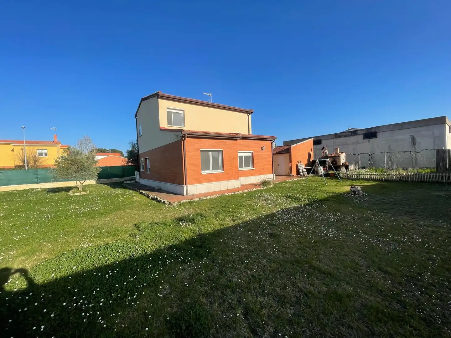 Vista exterior de Casa o chalet en venta en Boecillo con Calefacción, Jardín privado y Parquet