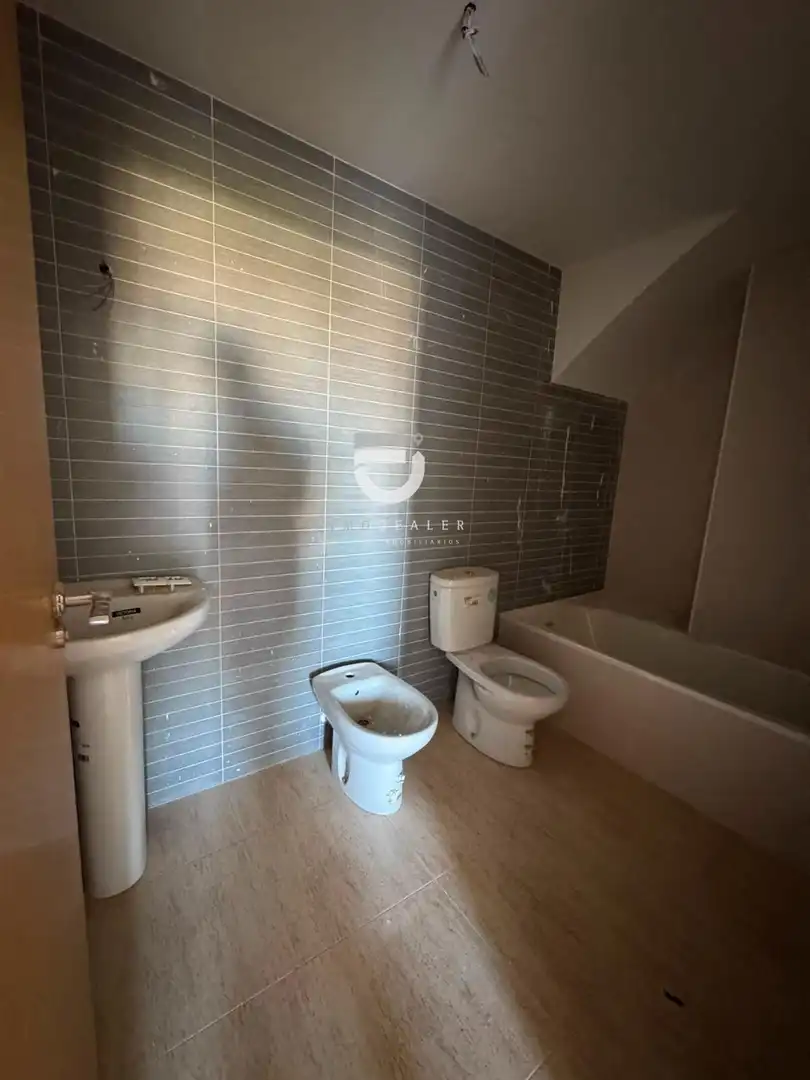 Badezimmer von Dachboden zum Verkauf in Gandia mit Privatgarten, Terrasse und Balkon