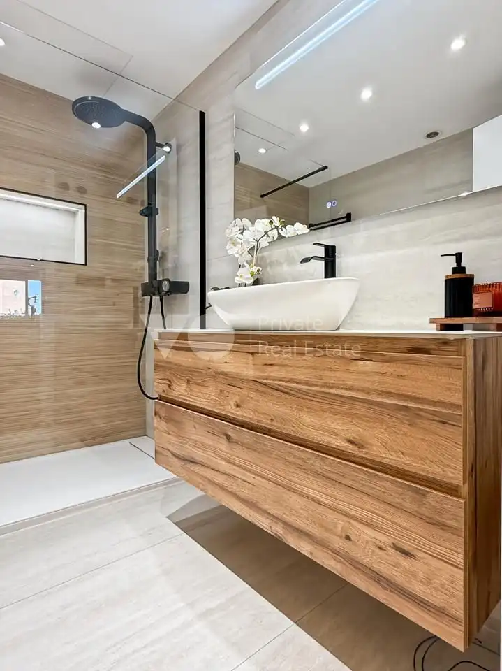 Badezimmer von Erdgeschoss zum Verkauf in Boadilla del Monte mit Klimaanlage, Heizung und Privatgarten
