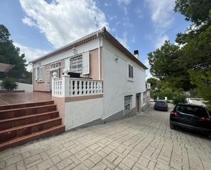 Vista exterior de Casa o xalet en venda en Pedralba amb Jardí privat, Terrassa i Piscina