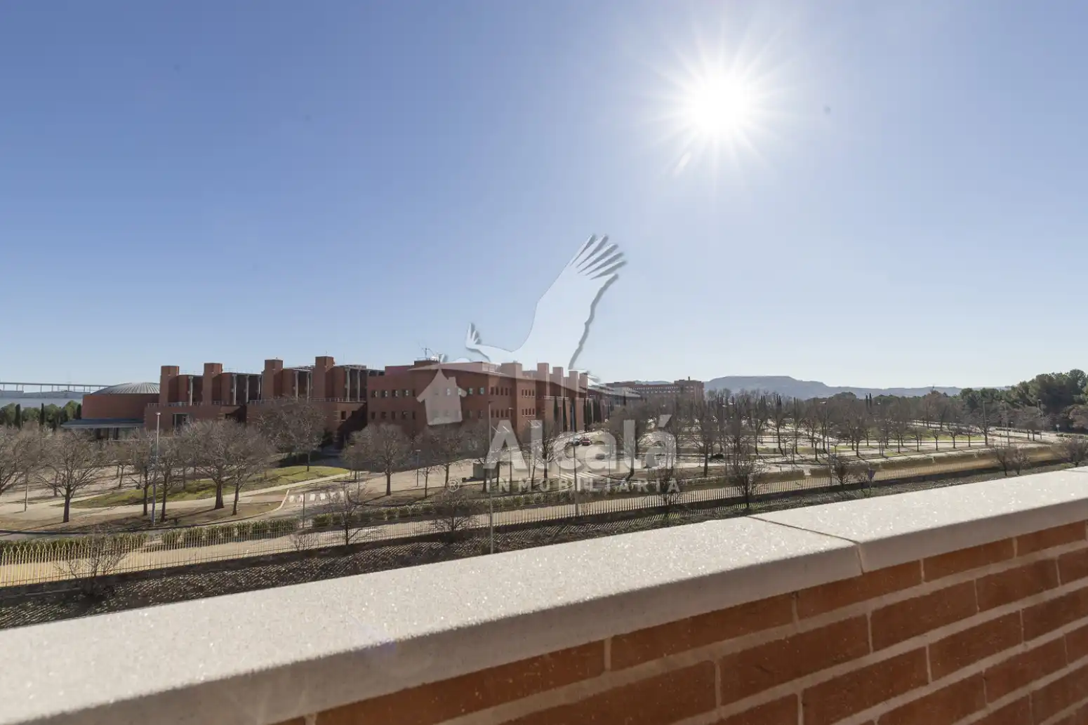 Vista exterior de Casa o xalet en venda en Alcalá de Henares amb Aire condicionat, Calefacció i Jardí privat
