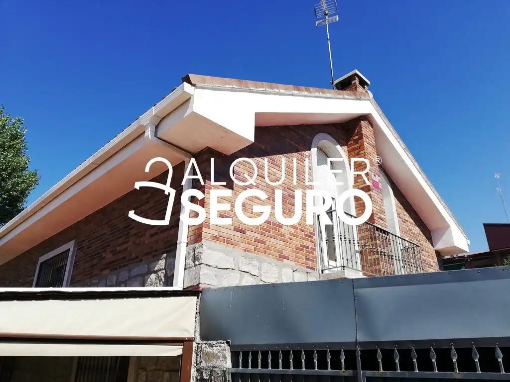 Vista exterior de Casa o chalet de alquiler en Colmenar Viejo con Calefacción, Terraza y Amueblado