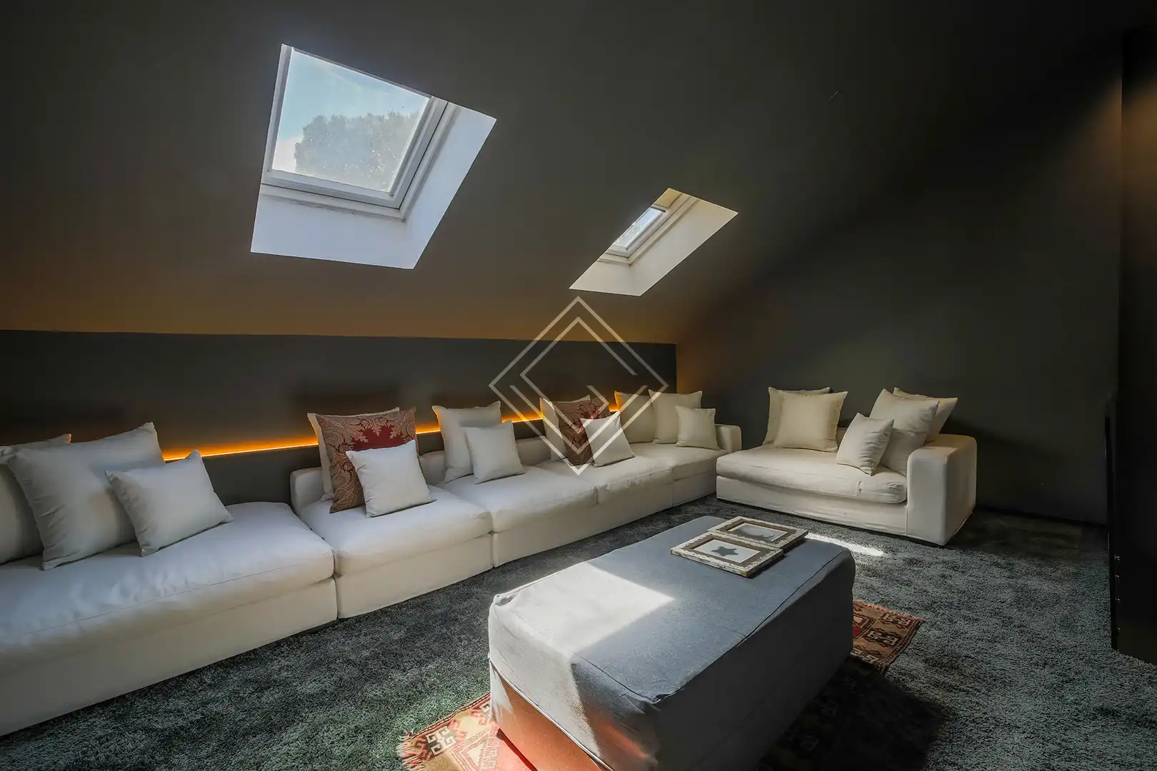 Wohnzimmer von Einfamilien-Reihenhaus zum Verkauf in La Moraleja mit Klimaanlage, Heizung und Privatgarten