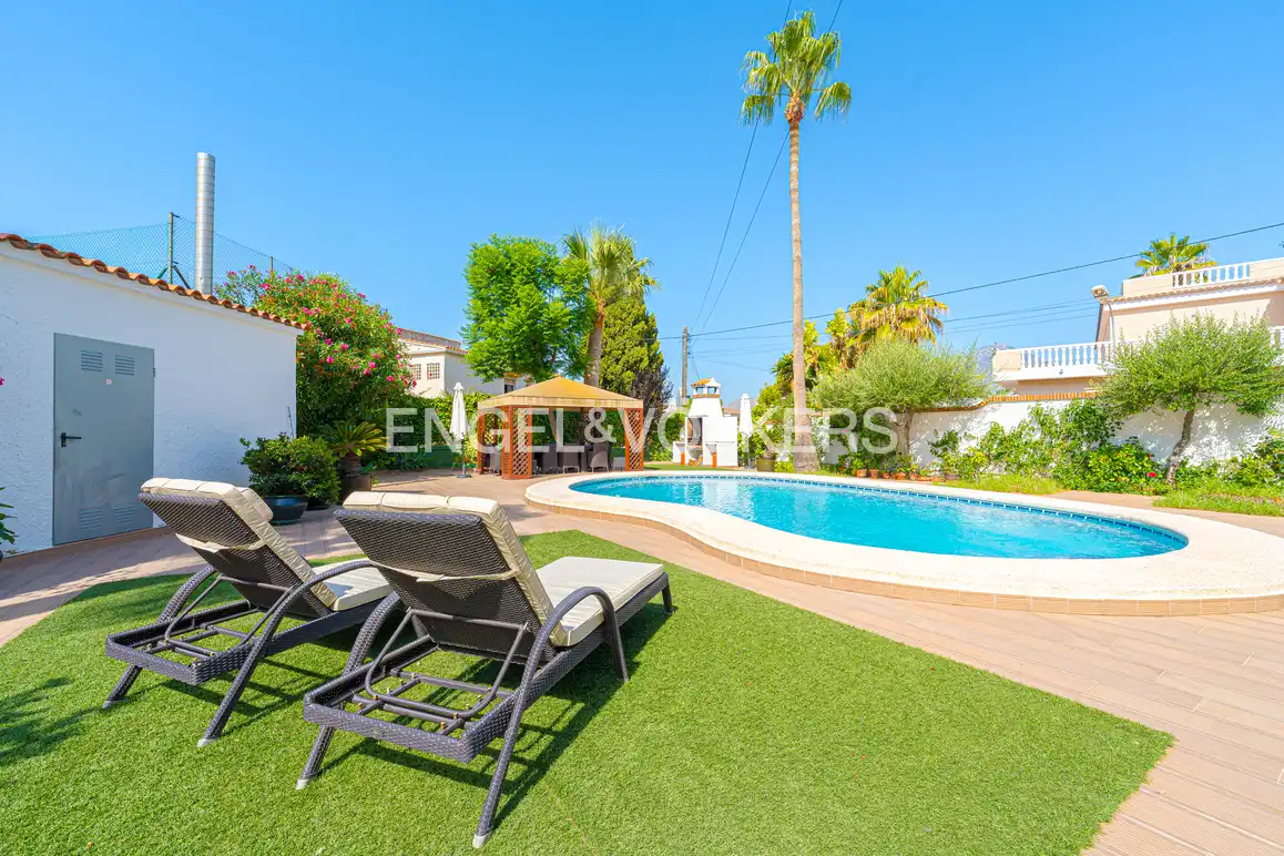 Vista exterior de Casa o chalet en venta en Benidorm con Aire acondicionado, Jardín privado y Piscina