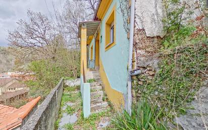 Vista exterior de Casa o xalet en venda en San Martín del Rey Aurelio amb Jardí privat i Traster