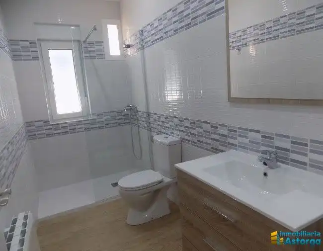 Bathroom of Flat for rent in Astorga  with Heating, Terrace and Storage room