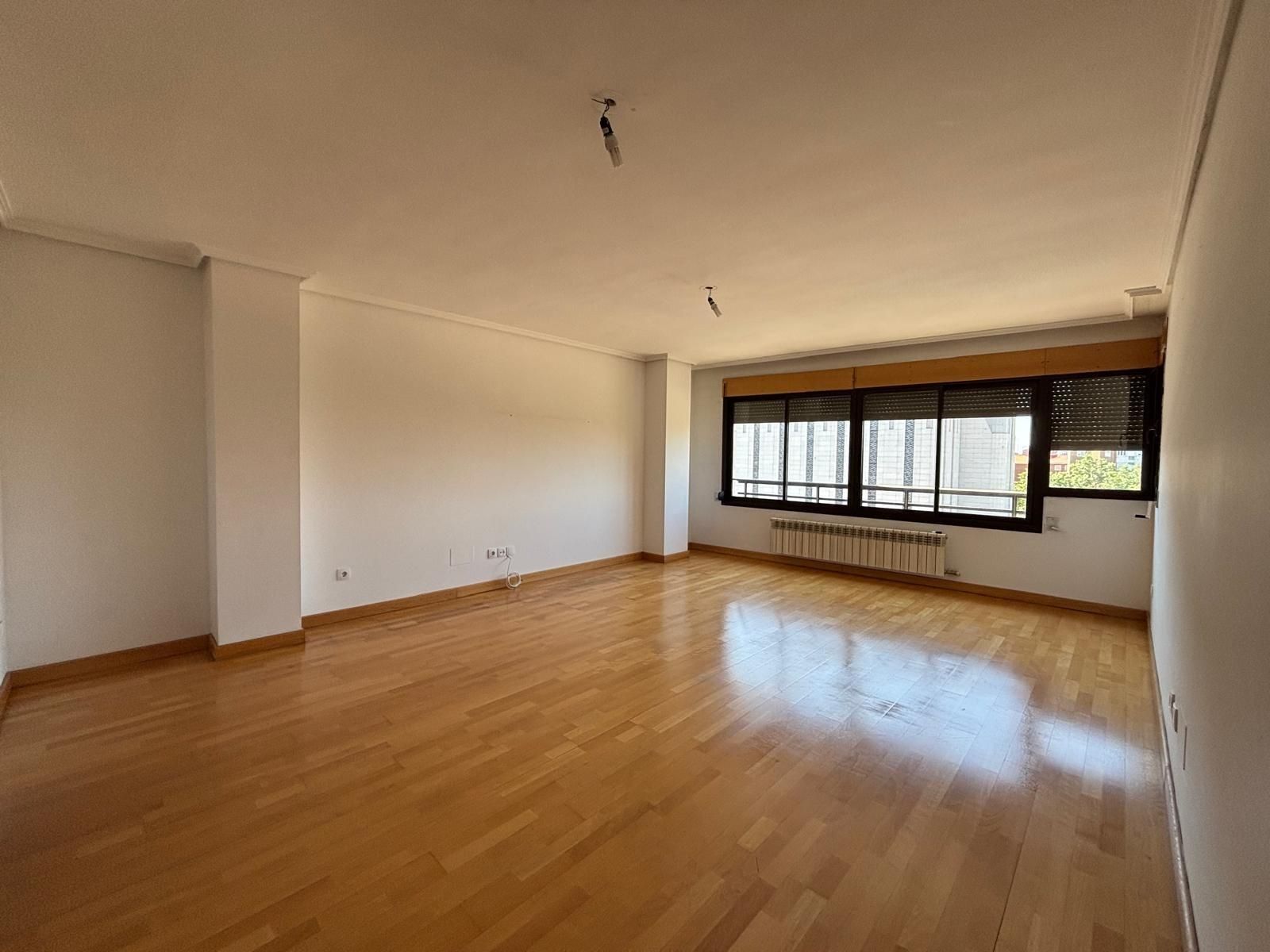 Living room of Flat for sale in Valladolid Capital  with Heating, Terrace and Storage room