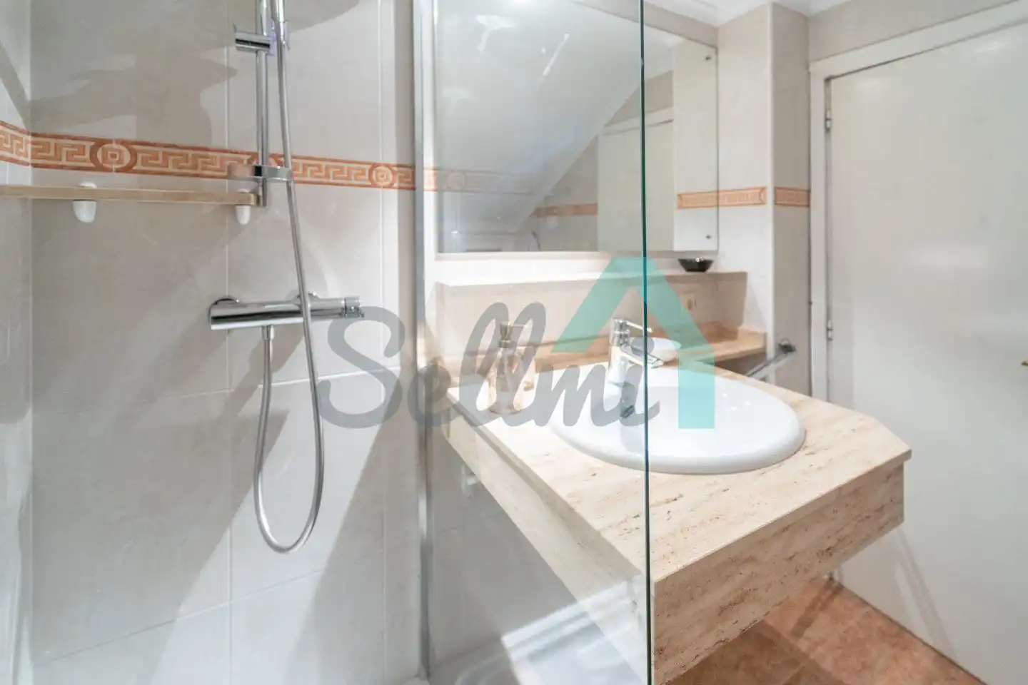 Bathroom of Flat for rent in Oviedo   with Heating, Parquet flooring and Furnished