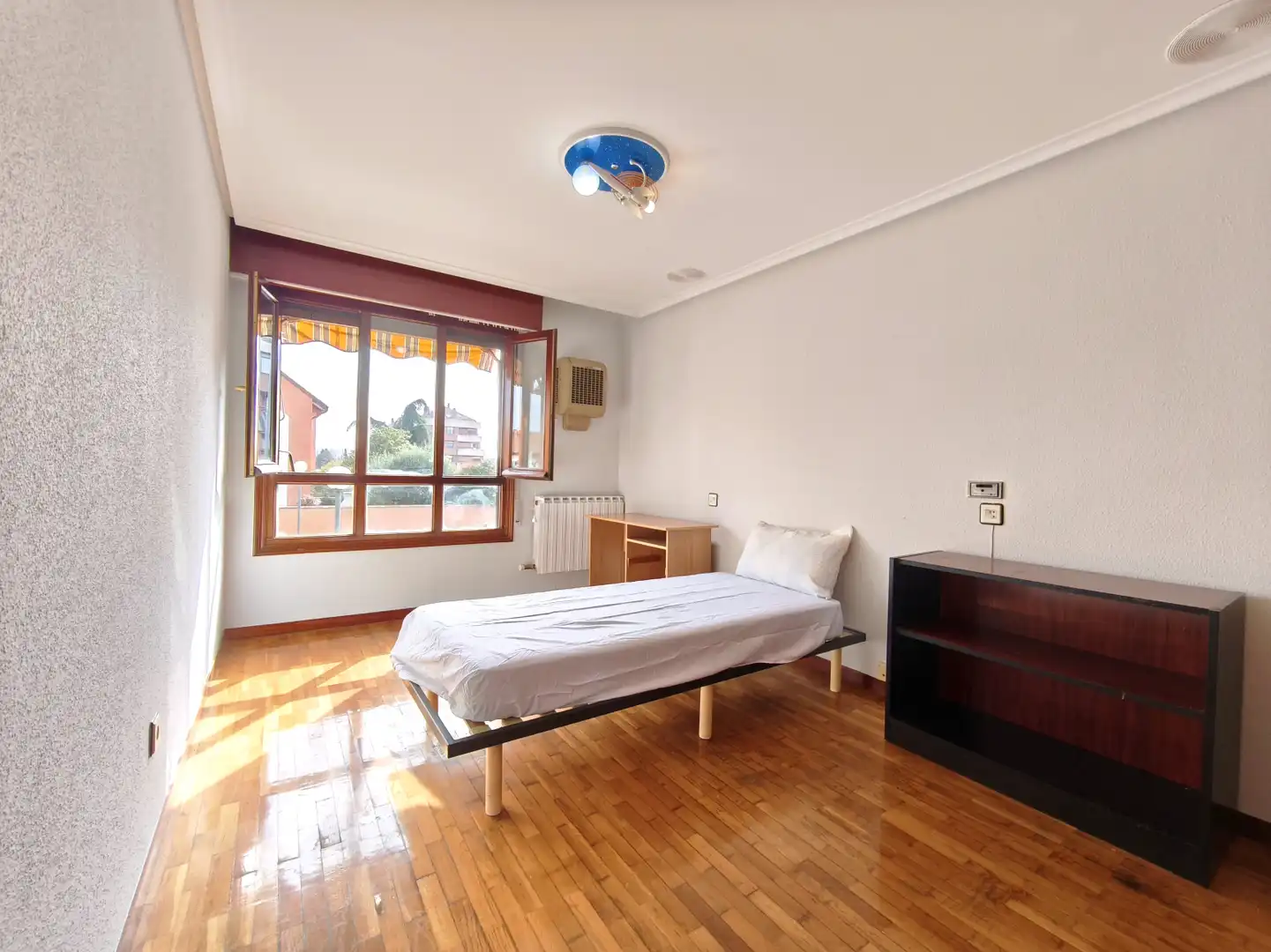 Dormitori de Casa o xalet en venda en  Logroño amb Calefacció, Jardí privat i Parquet