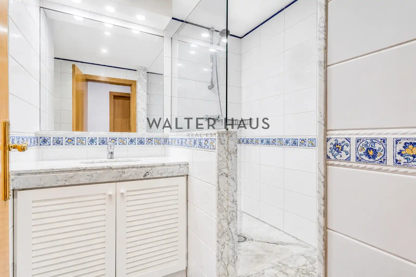 Badezimmer von Dachboden zum Verkauf in Barcelona mit Klimaanlage, Heizung und Parkett