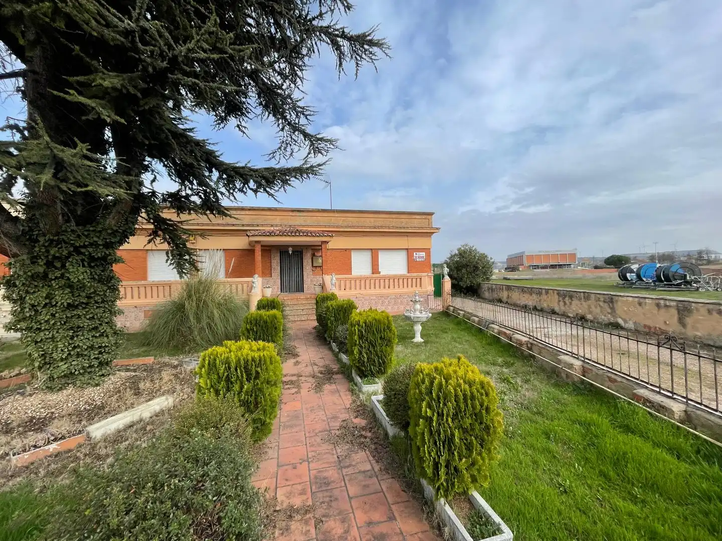 Vista exterior de Casa adosada en venda en Villamuriel de Cerrato amb Calefacció, Jardí privat i Terrassa