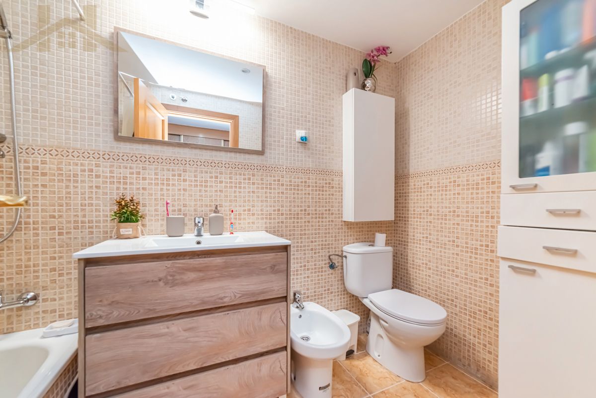 Bathroom of Flat for sale in Valdemoro  with Air Conditioner, Heating and Parquet flooring