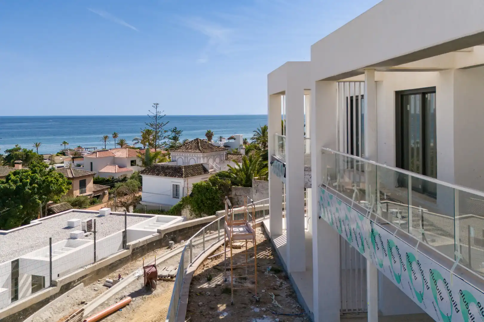 Vista exterior de Casa adosada en venda en Marbella amb Aire condicionat, Calefacció i Jardí privat