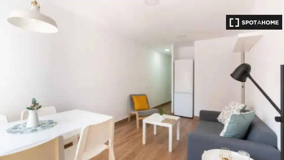 Dormitori de Pis per a compartir en L'Hospitalet de Llobregat amb Aire condicionat, Calefacció i Moblat