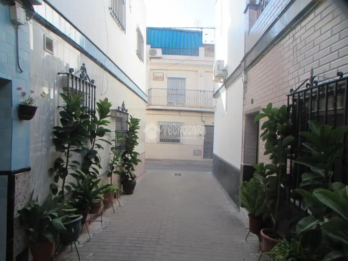 Außenansicht von Einfamilien-Reihenhaus zum Verkauf in Sevilla