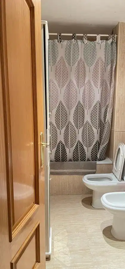 Baño de Piso de alquiler en Granada con Aire acondicionado, Calefacción y Amueblado