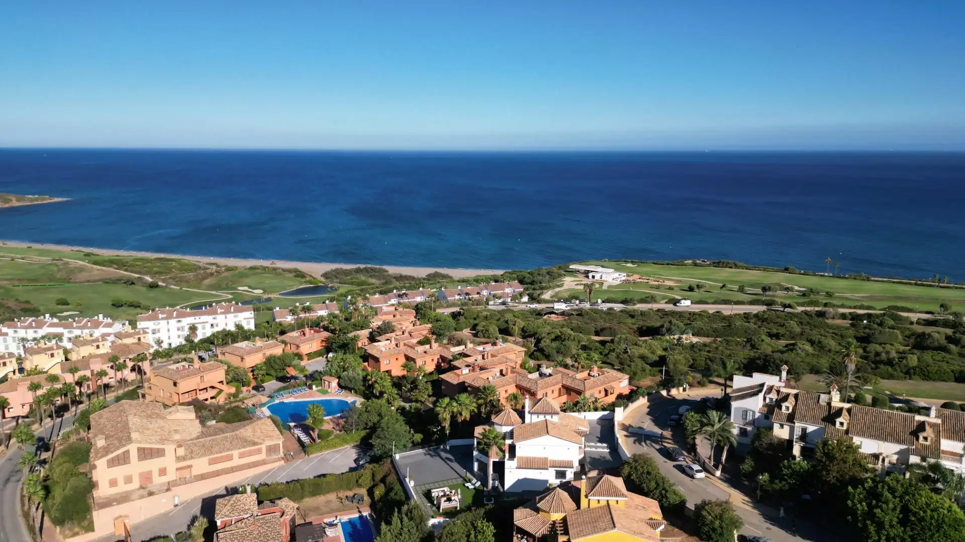 Vista exterior de Casa o chalet en venta en La Alcaidesa con Terraza, Trastero y Piscina