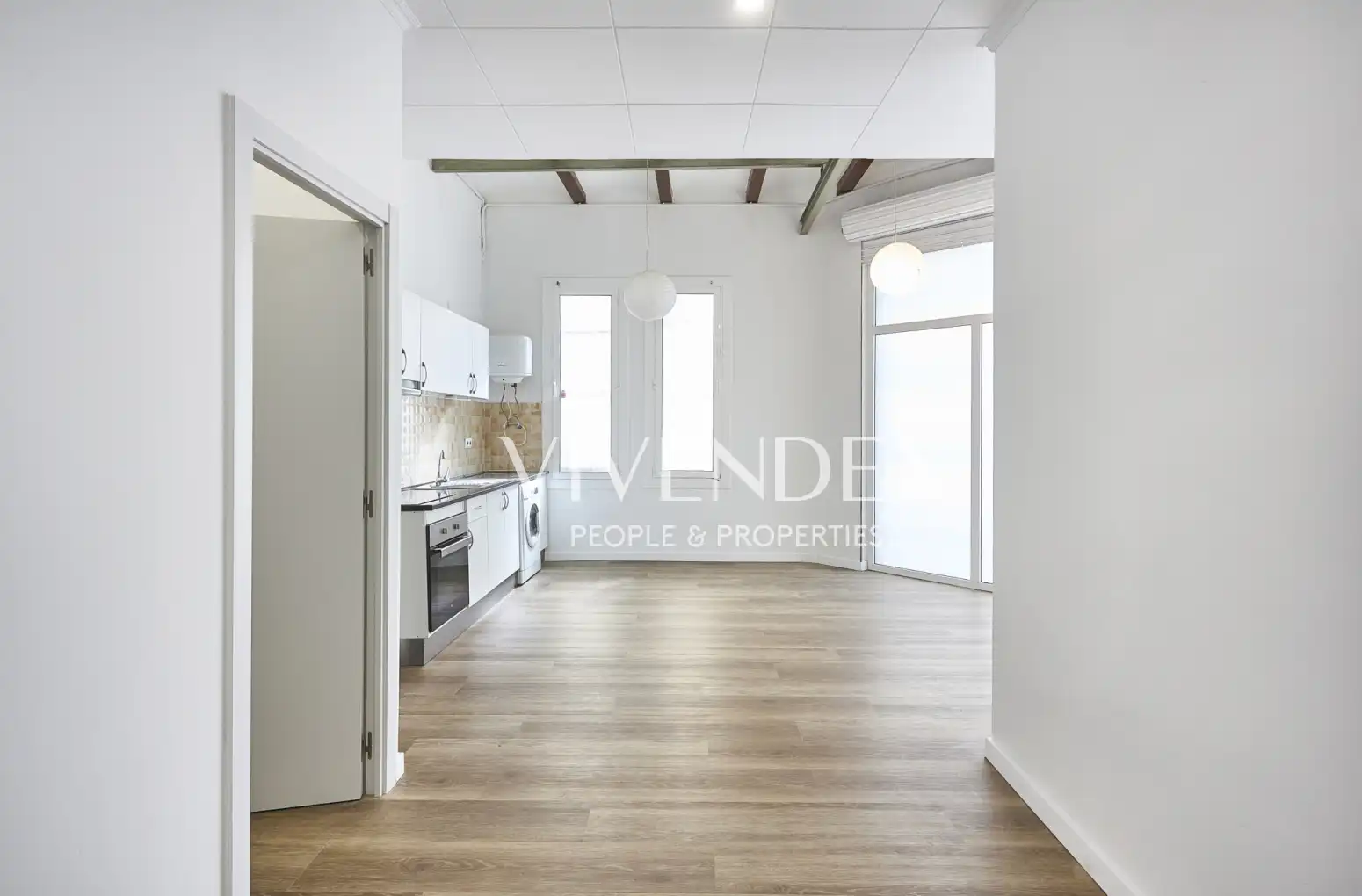 Vista exterior de Piso en venta en L'Hospitalet de Llobregat con Parquet