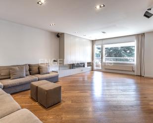 Living room of Apartment for sale in Sant Cugat del Vallès  with Air Conditioner, Heating and Parquet flooring